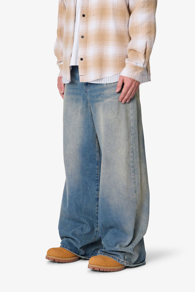 【完売商品】BELVET Mud-Washed Baggy Denim M Baggy Washed Rave Denim - Medium Blue | mnml