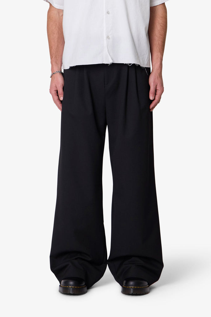 PLEATED CARGO TROUSERS【ブラックベリー】　Sサイズ PLEATED CARGO TROUSERS | 大人が着られる上品なオーバーサイズ | mù_