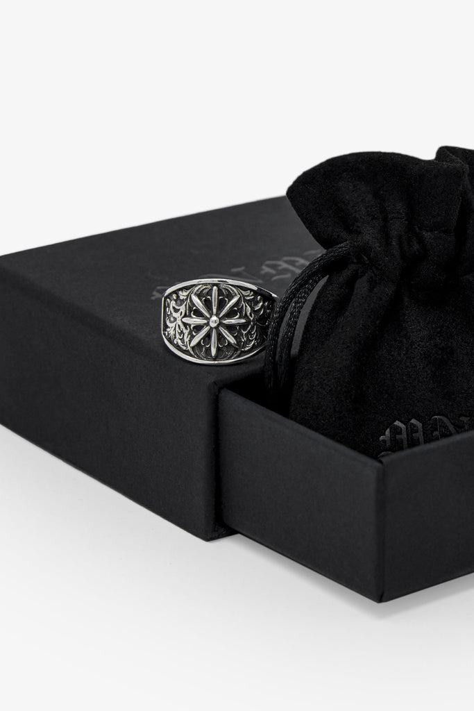 【MNML】ALL AROUND STAR STERLING リング All Around Star Sterling Silver Ring - Silver | mnml | shop now