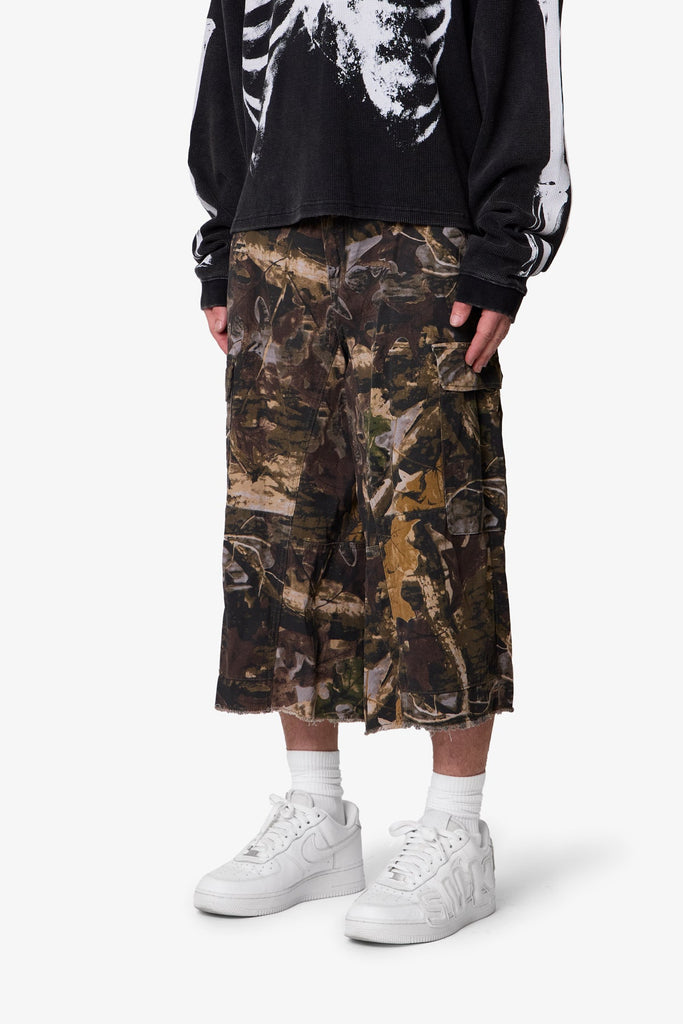 Mlvince CAMO CARGO SHORTS XL 迷彩 Extra Long Cargo Shorts - Forest Camo | mnml