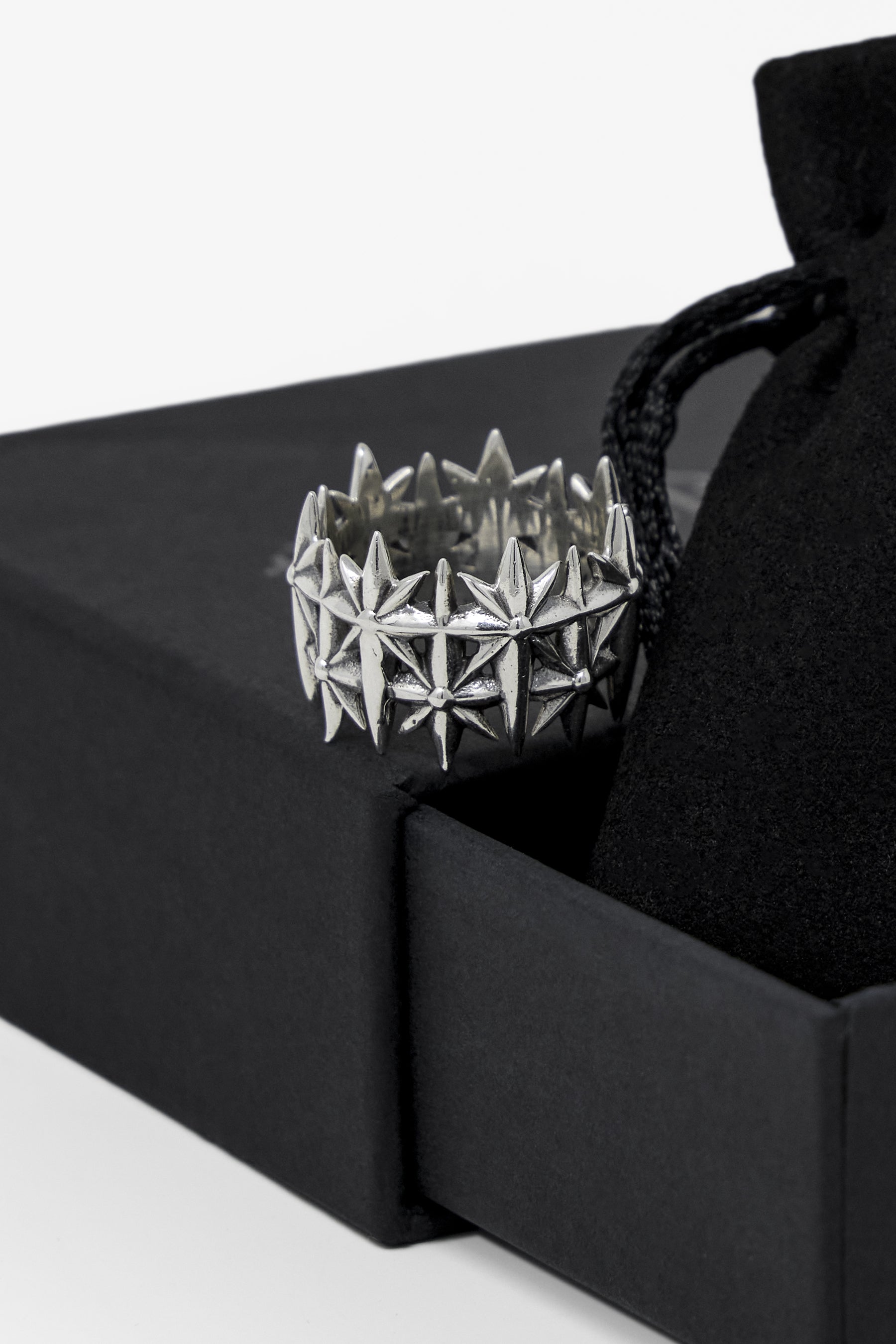 【MNML】ALL AROUND STAR STERLING リング All Around Star Sterling Silver Ring - Silver | mnml | shop now
