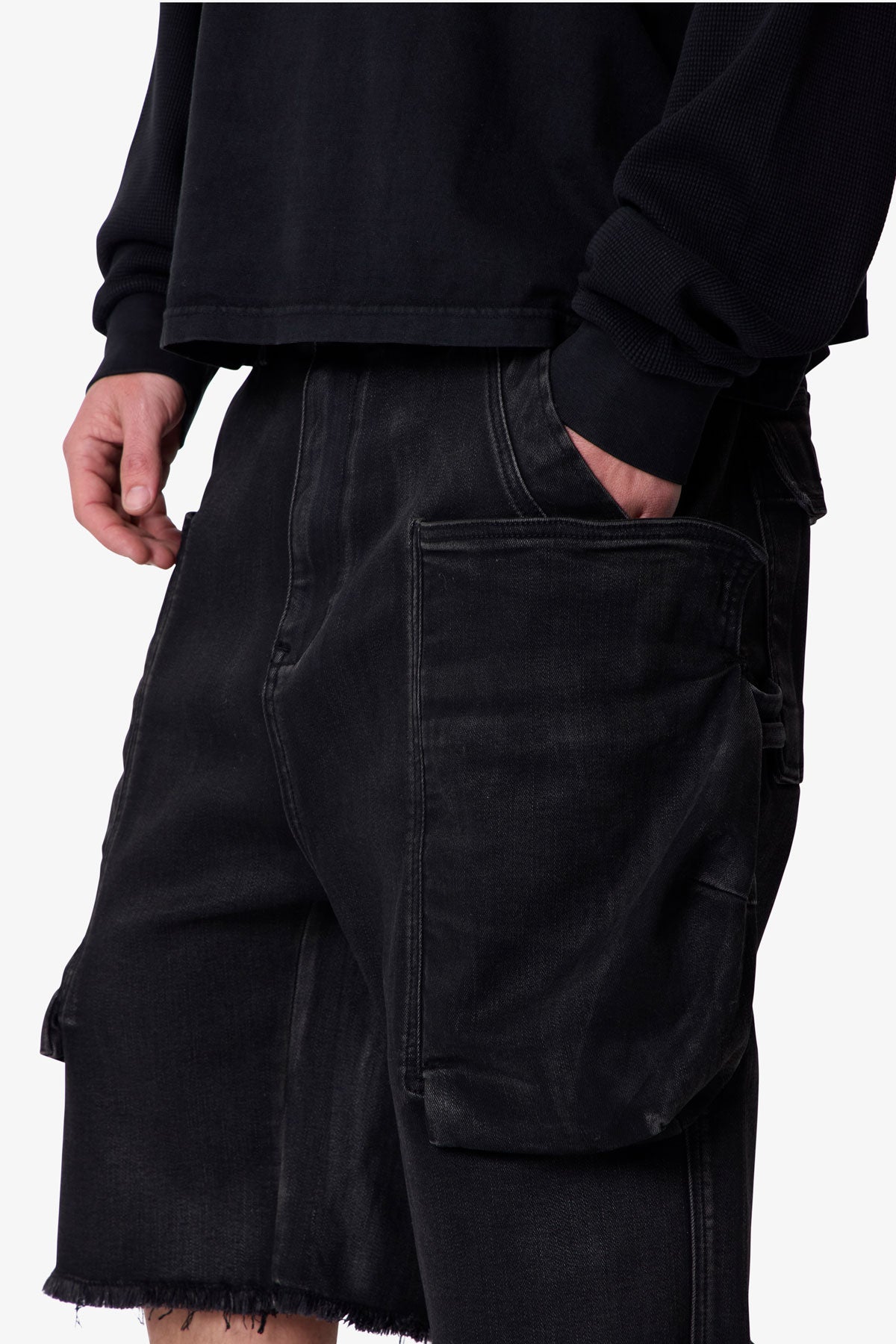Baggy Waxed Cargo Shorts - Black | mnml