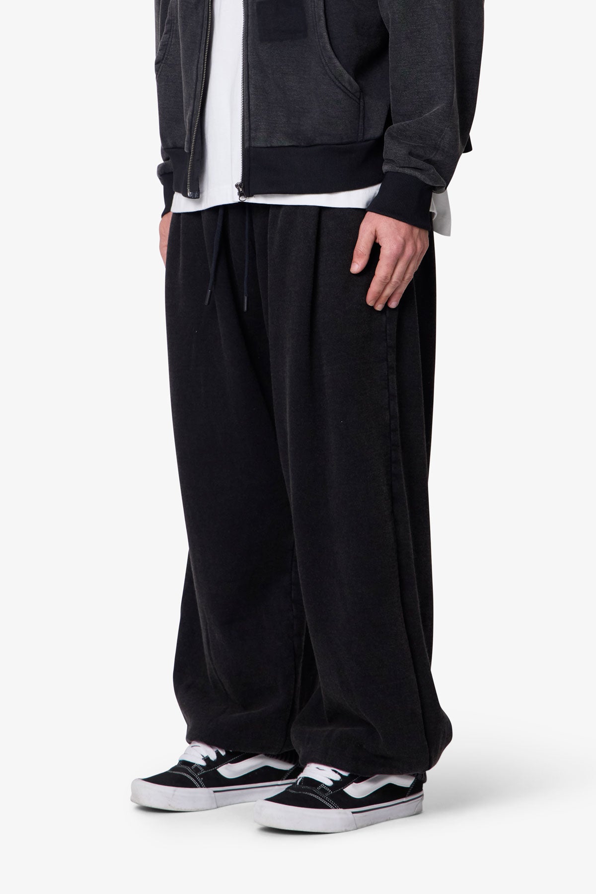 Cinched-Baggy-Sweatpants-