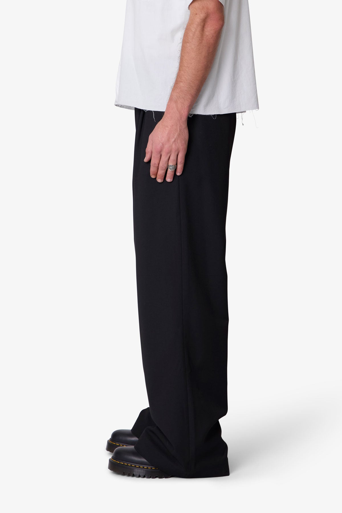 Easy Pleated Trouser Pants - Black | mnml | shop now
