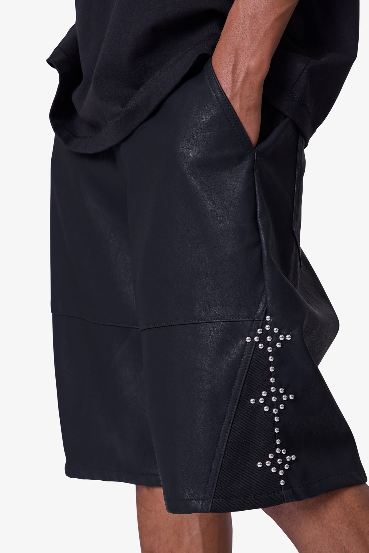 【MNML】ウルトラ バギー スタッズ レザー ショーツ Ultra Baggy Leather Studded Shorts - Black | mnml | shop now